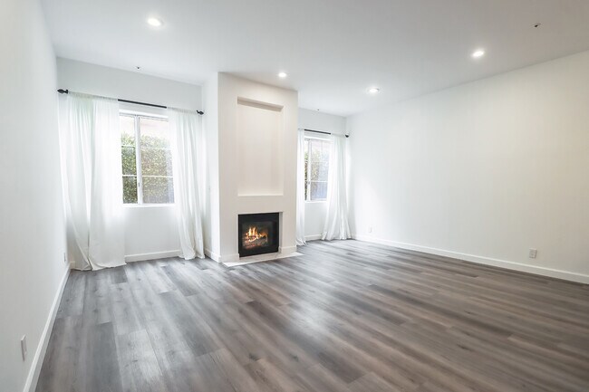 Building Photo - 11920 Goshen Ave