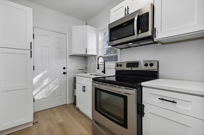 Building Photo - Charming Updated 1-Bedroom Home with Modern Kitchen & Cozy Front Patio