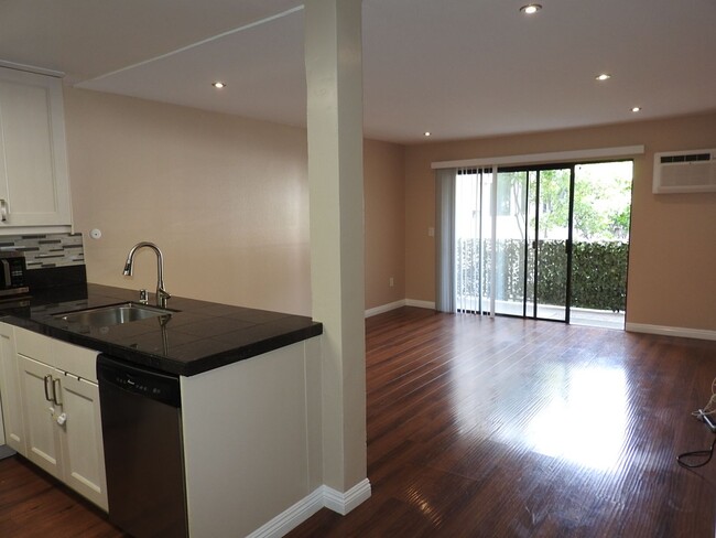 Building Photo - CENTRALLY LOCATED 1 BR CONDO