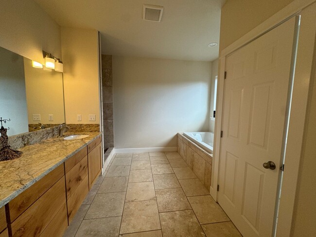 Building Photo - Brand new 3 bedroom 2 bath home in 55+ Com...