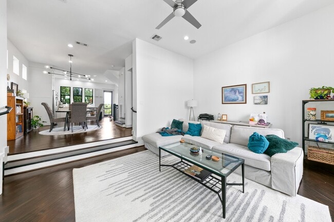 Primary Photo - 1807 Dart St