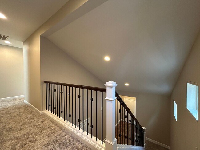 Building Photo - Gorgeous 4 Bed, 2.5 Bath Tuscany Home!