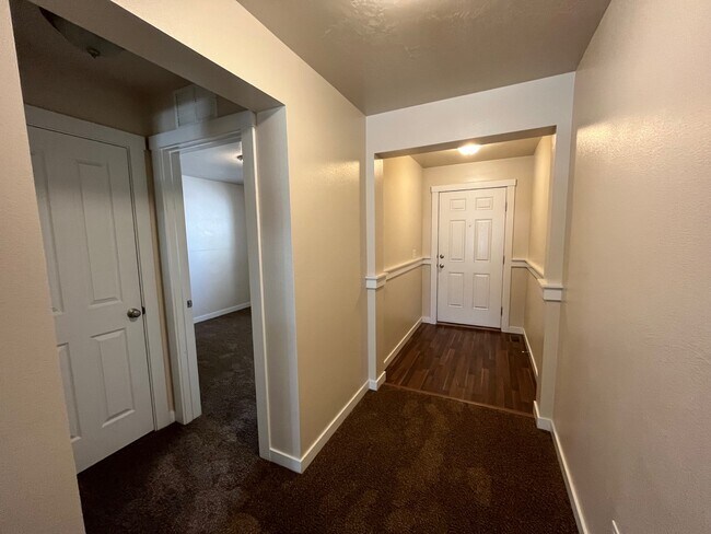 Building Photo - 589 W Ramsbrook St