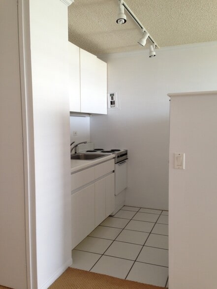 Kitchen, Stove, oven, Sink, Fridge and Freezer, lots of cabinet space - 1524 Pensacola St