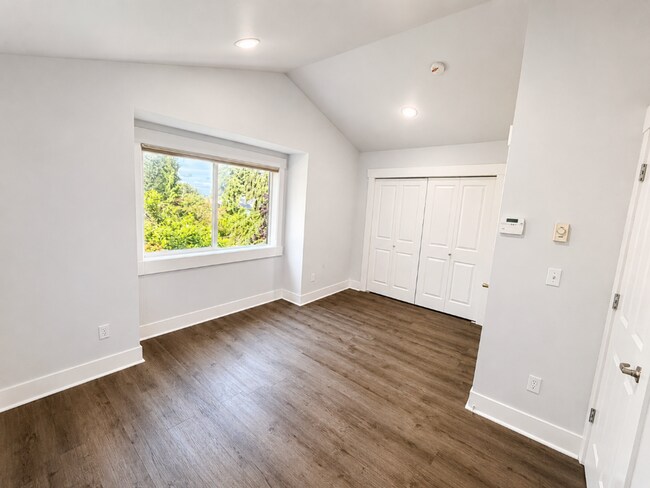 Building Photo - 9215 Roosevelt Way NE