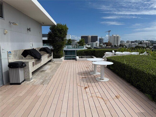 Building Photo - 9940 W Bay Harbor Dr