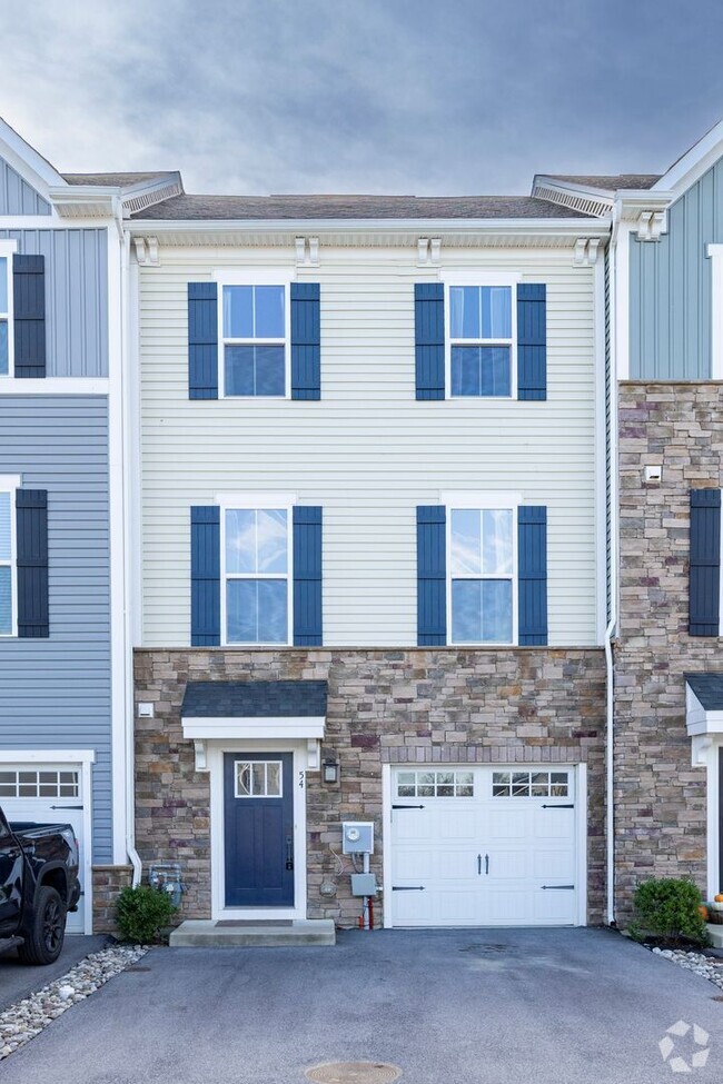 Building Photo - Spacious 3B/2.5B Townhome in Downingtown S...