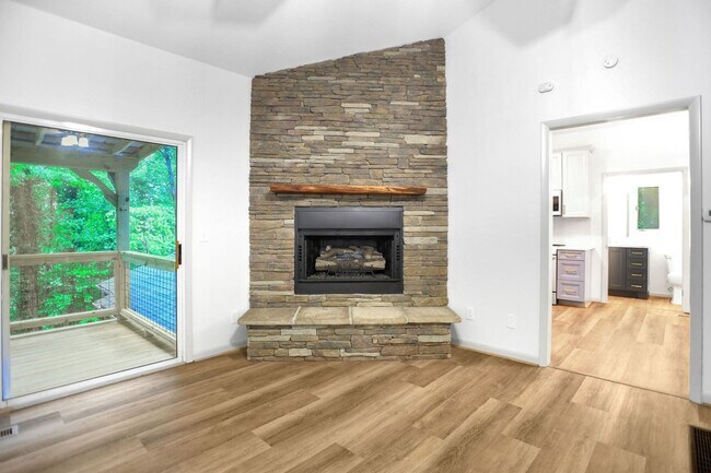 Building Photo - Charming 2BR House in Tryon