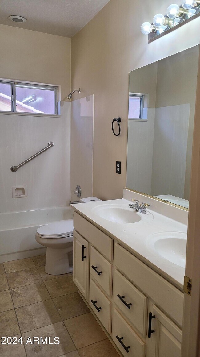 Building Photo - 14206 S 12th Pl