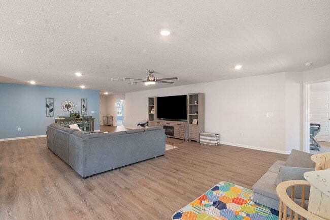 Building Photo - Gorgeous and Spacious 5/3 Home with Commun...