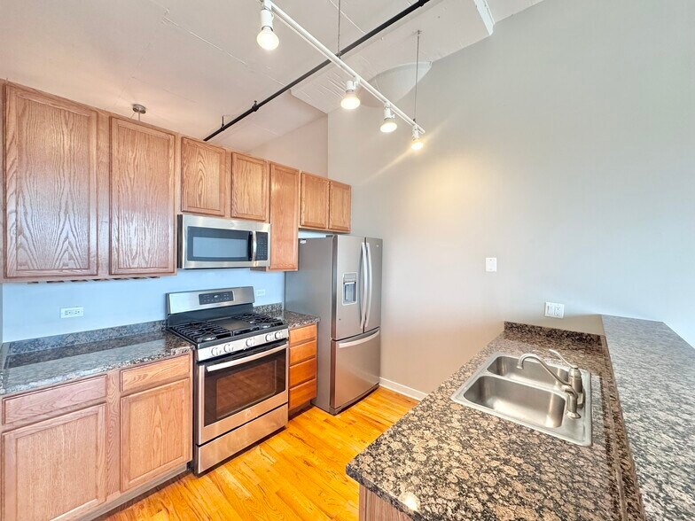 Building Photo - 1224 W Van Buren St
