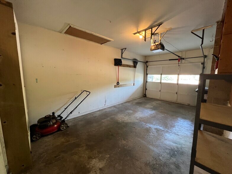 Building Photo - 2102 Pond St