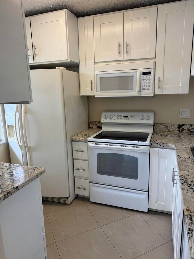 Building Photo - 9921 Three Lakes Cir