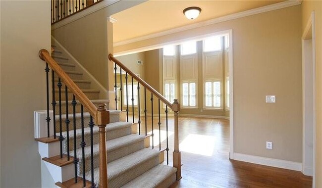 Building Photo - A stunning 5-bedroom, 4-bathroom home in B...