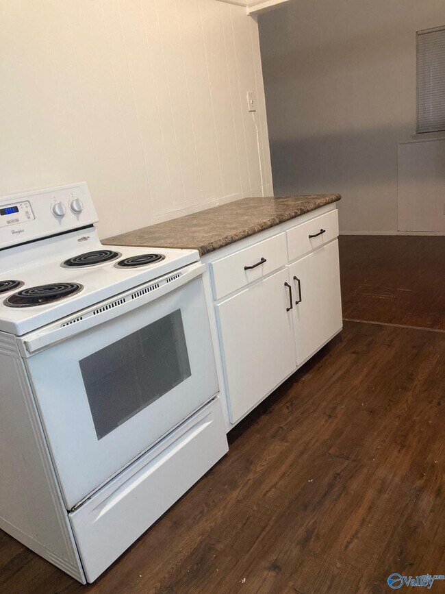 Building Photo - 702 Mastin Lake Rd NE