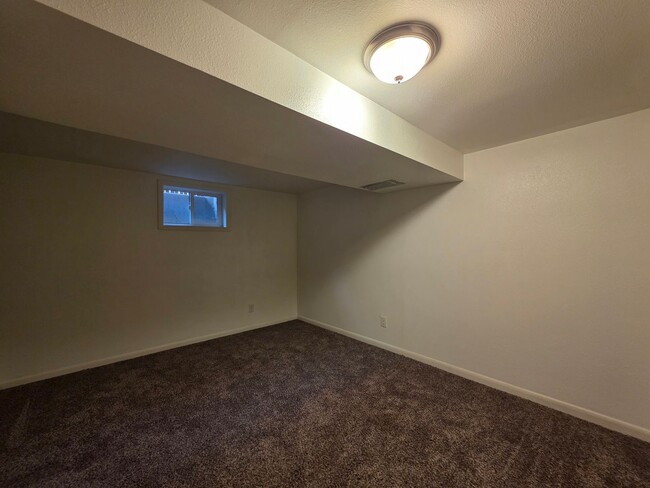 Building Photo - Massive 5 Bedroom Townhouse in Aurora