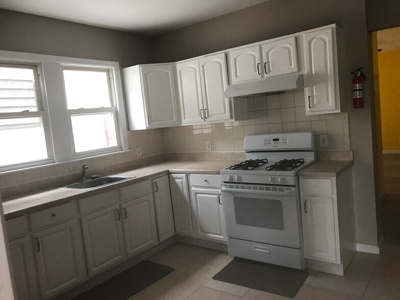 Kitchen - 360 Jackson St