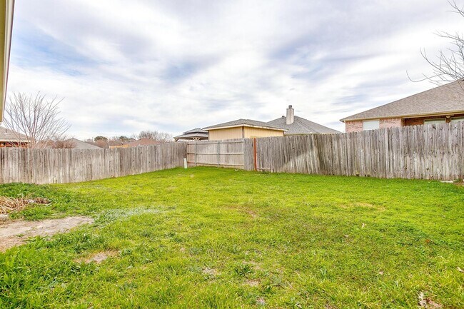 Building Photo - Great 3 Bedroom, 2 Bath, Brick Home in Gre...