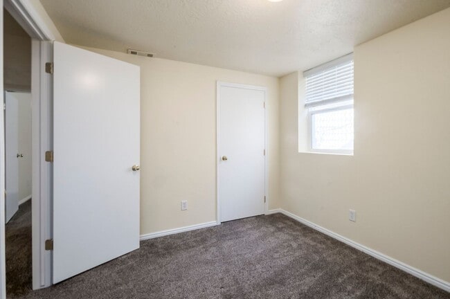 Building Photo - Newly Updated Liberty Wells Duplex!!