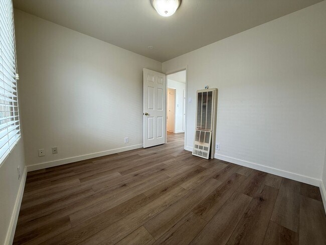 Building Photo - 622 Tamarack Ln