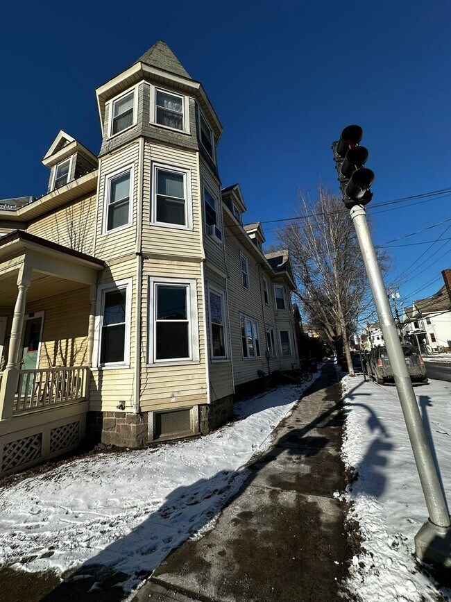 Building Photo - 234 Pearl St