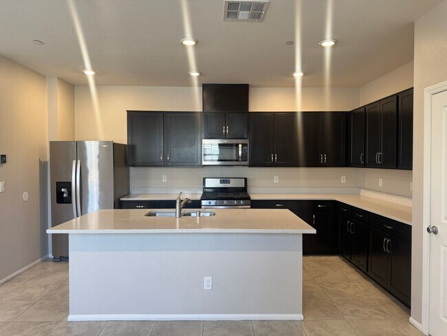 Building Photo - Beautifully Upgraded Townhome in Inspirada