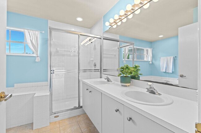 Building Photo - 1497 S Club Dr