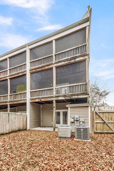 Building Photo - 4668 Palm View Cir