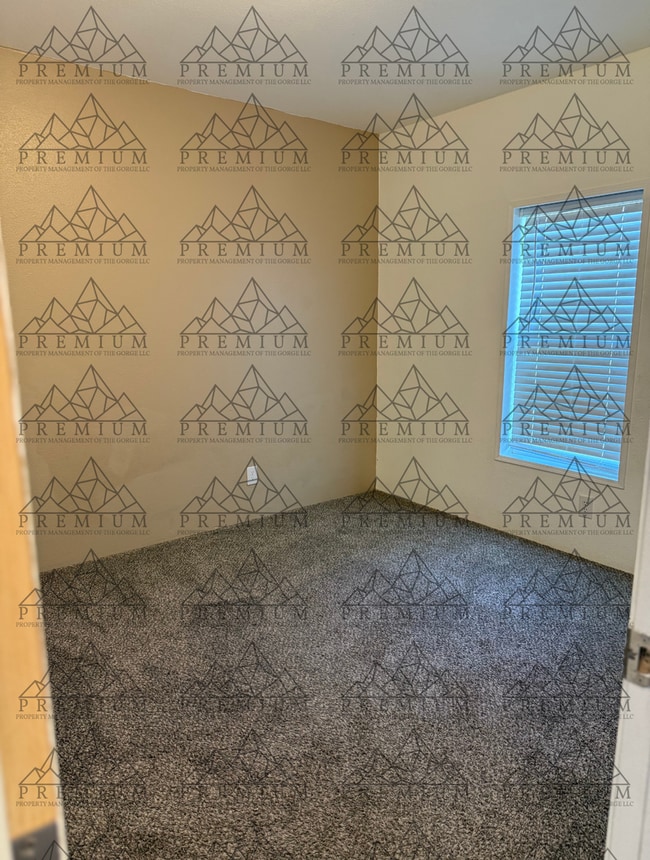 Building Photo - 4 Bed 2 Bath home in Dufur, Oregon!