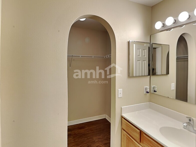 Building Photo - 11414 Ivy Flower Loop