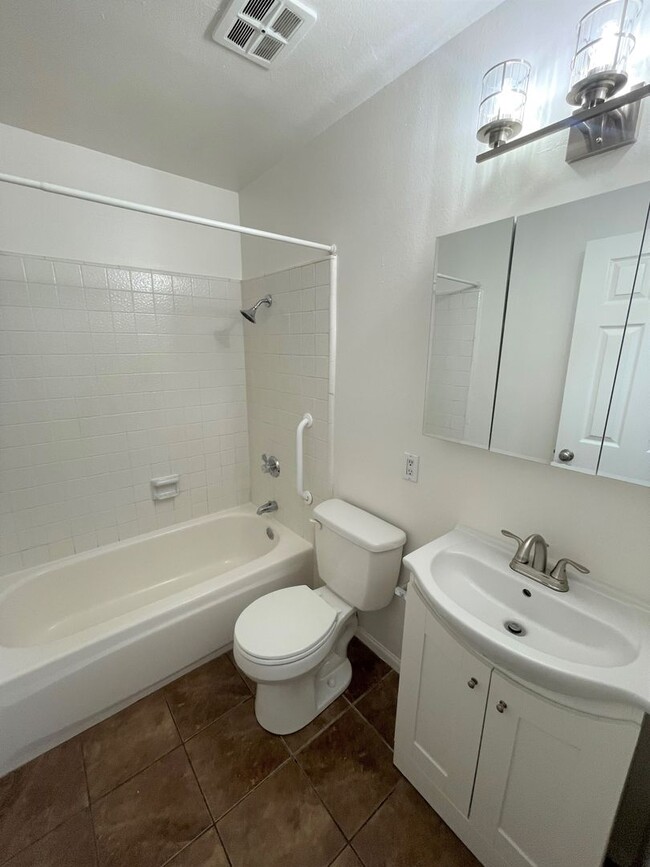 Building Photo - Centrally Located McKeon Condo