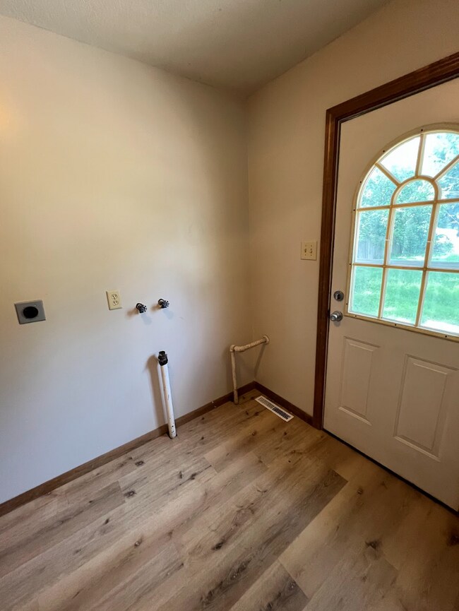 Building Photo - Don't miss out on this cozy duplex!