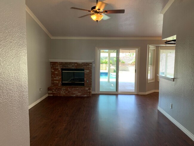 Building Photo - Beautiful 3 Bed West Bakersfield Home W/Po...