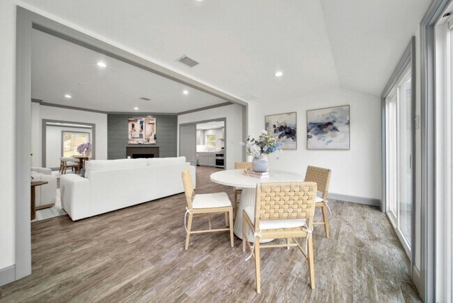 Building Photo - 10042 Briar Forest Dr