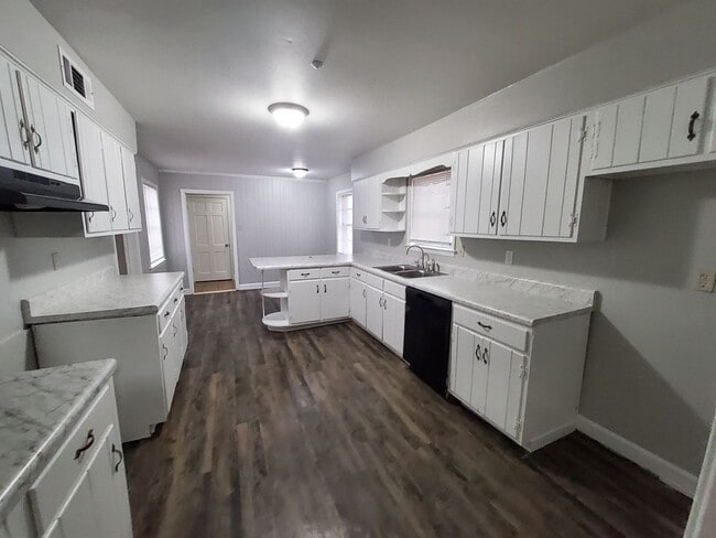 Building Photo - Picturesque Home Worth Checking Out