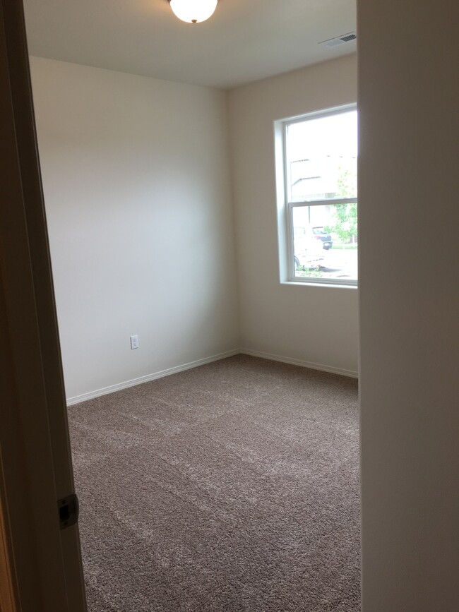 Building Photo - Hayden home in SW Redmond!