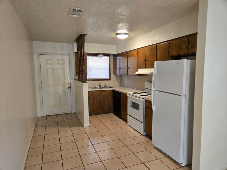 Building Photo - 1204 Holik Dr