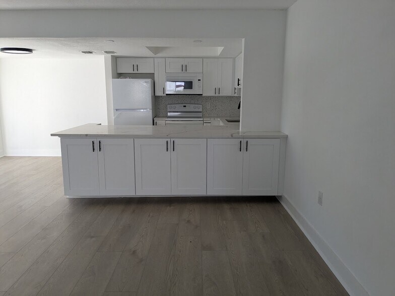Building Photo - 2 Bed/2 Bath - Unit P8