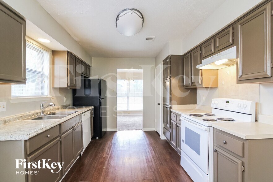 Building Photo - 3618 Village Grove Dr