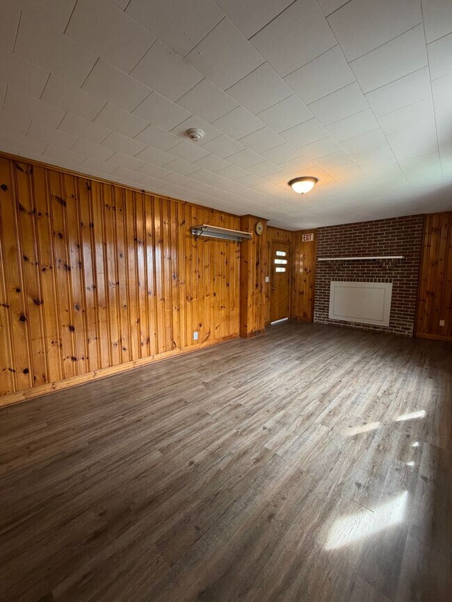 Building Photo - 196 Perkinsville Dr