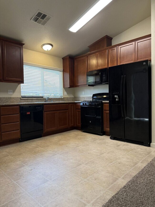 Building Photo - Don’t miss out on this 3 bedroom/2bath home!!!