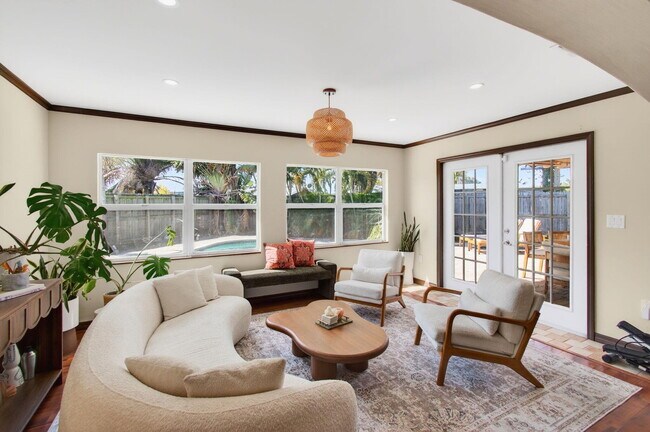 Building Photo - 301 SE 8th Ave