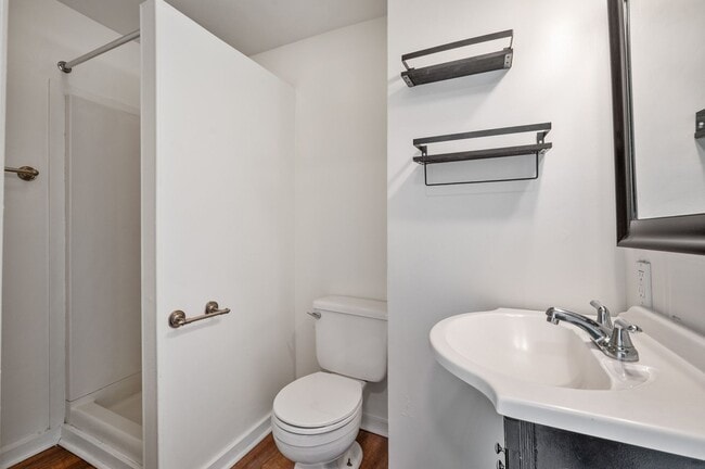 Building Photo - 2 bed 1 bath with fresh updates - great location, fenced in yard