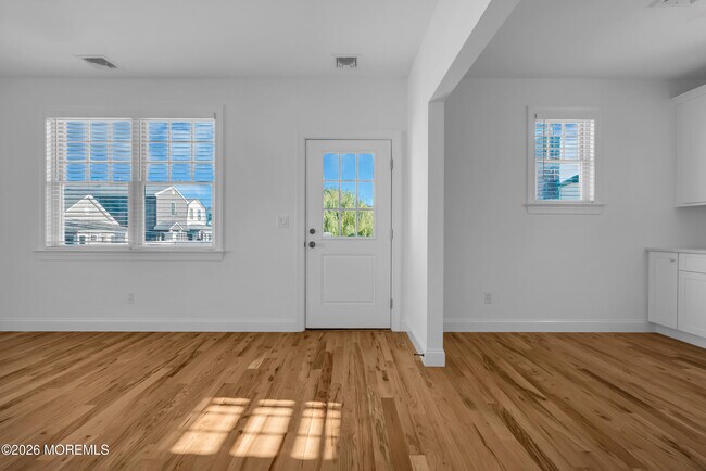 Building Photo - 132 Bay Ave