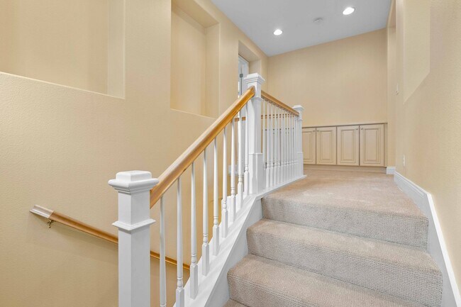 Building Photo - Spacious 3 Bedroom, 3 Bathroom Home with P...
