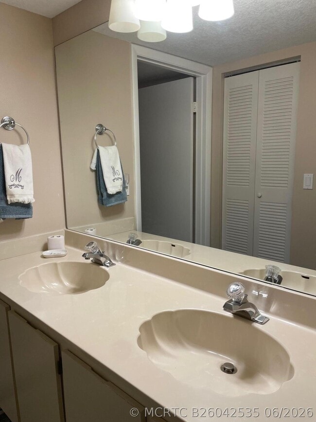 Building Photo - 7879 Willow Spring Cir N