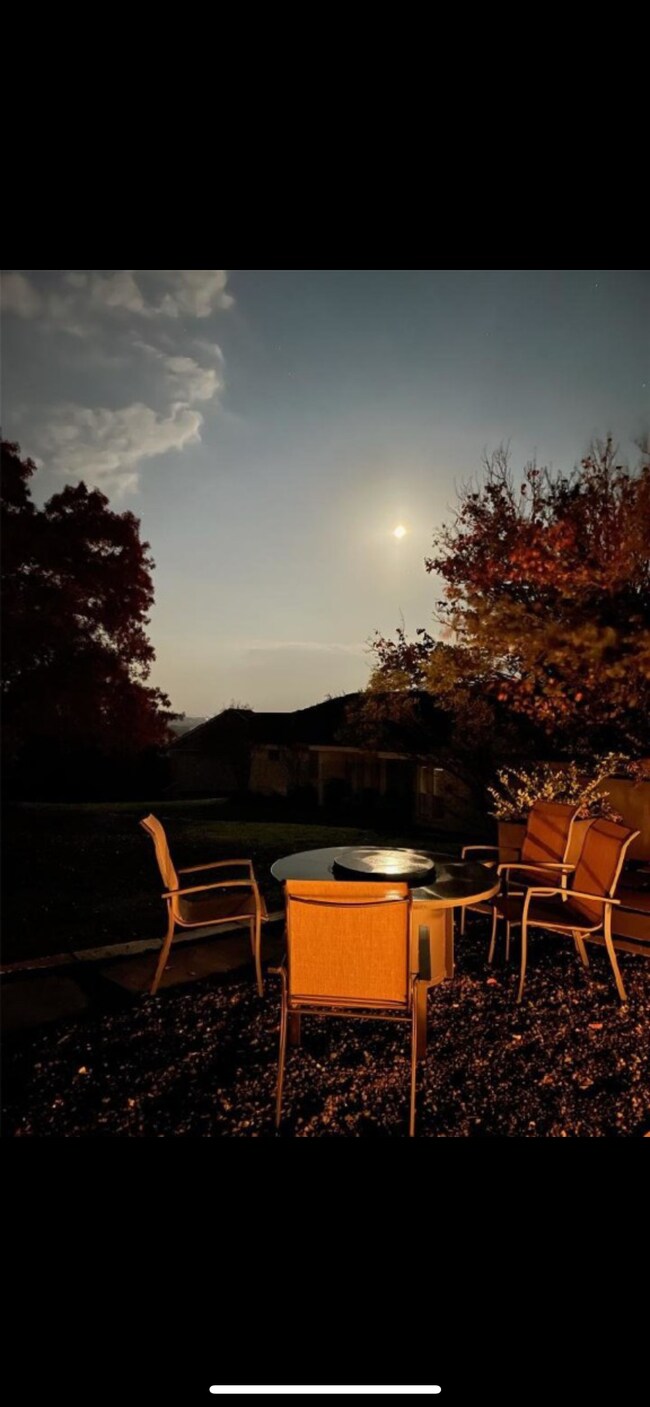 Building Photo - 303 Golf Crest Ln