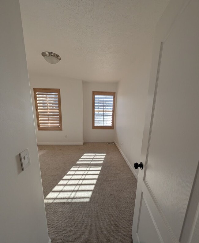 Building Photo - March Rent Free - Beautiful 3 Bedroom Condo for Rent in Draper