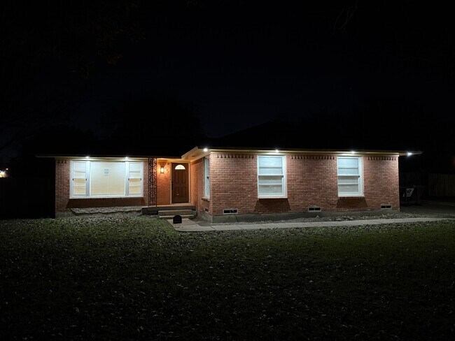 Building Photo - 305 Waller St