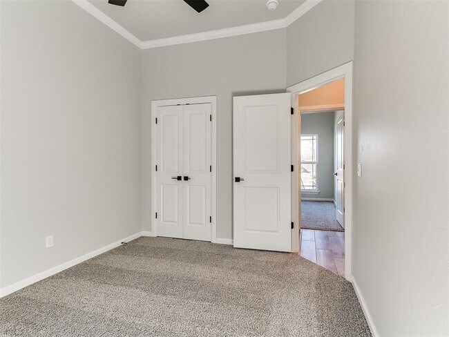 Building Photo - 4500 N Lincoln Blvd